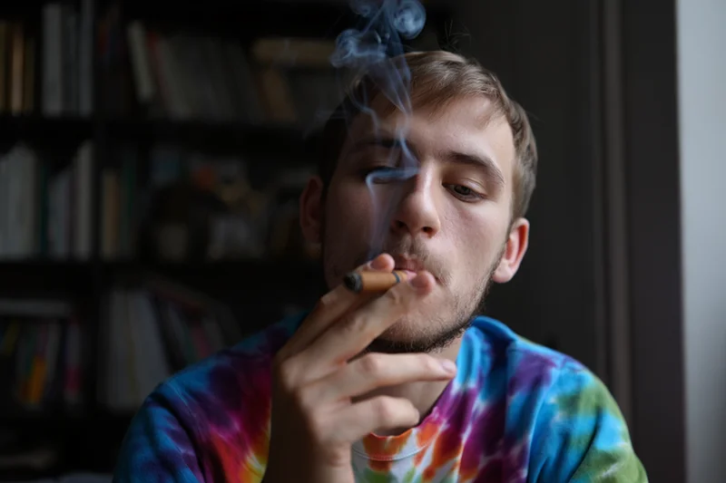 Мужчина курит